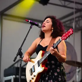 cantora Isa Toledo