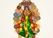 imagem de Nossa Senhora feita com CDs reciclados