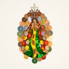 imagem de Nossa Senhora feita com CDs reciclados